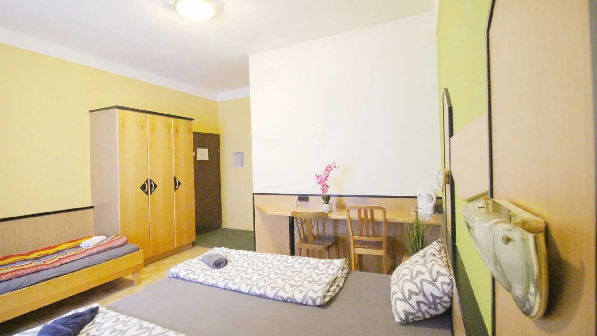 Triple Room In Hutteldorfer Strasse Area Vienna Austria