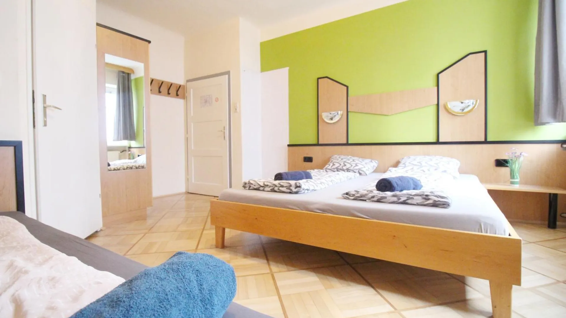 Triple Room In Hutteldorfer Strasse Area Vienna Austria