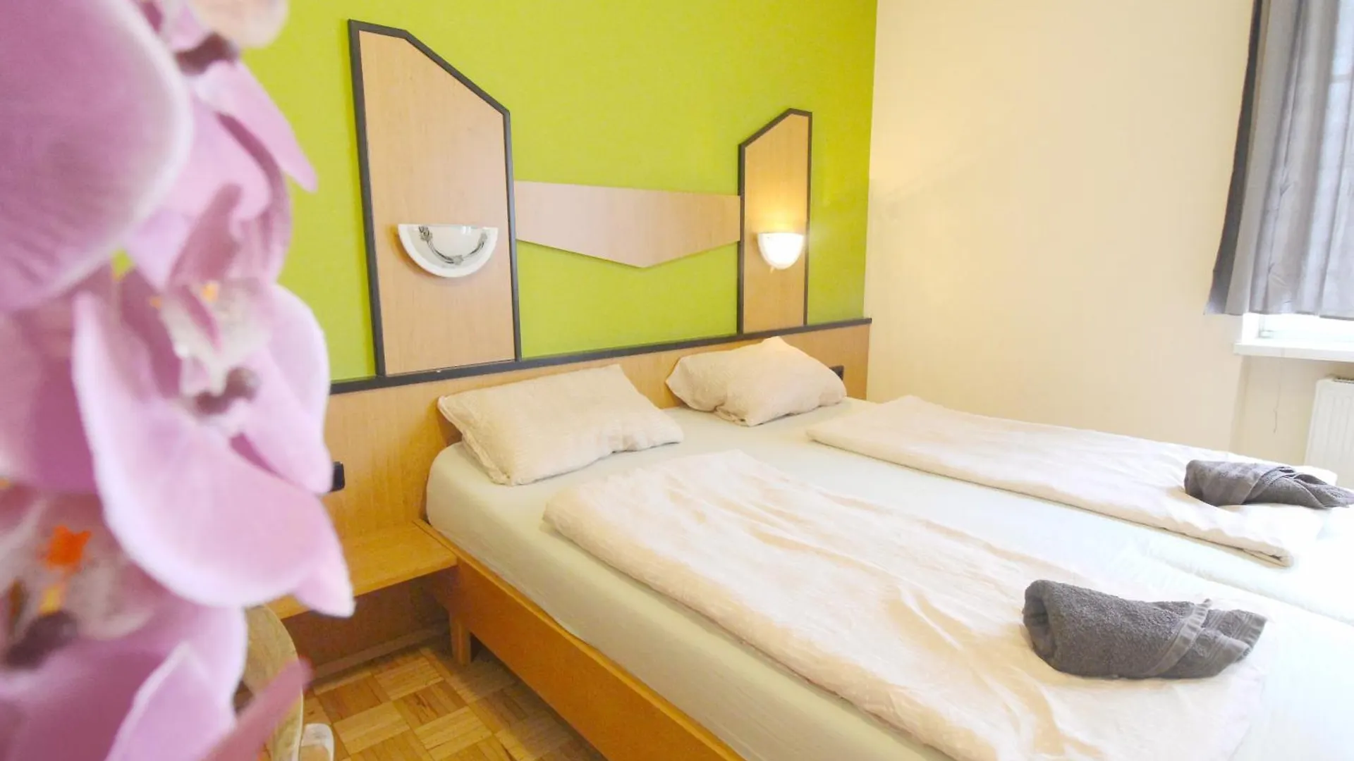Triple Room In Hutteldorfer Strasse Area Vienna Aparthotel