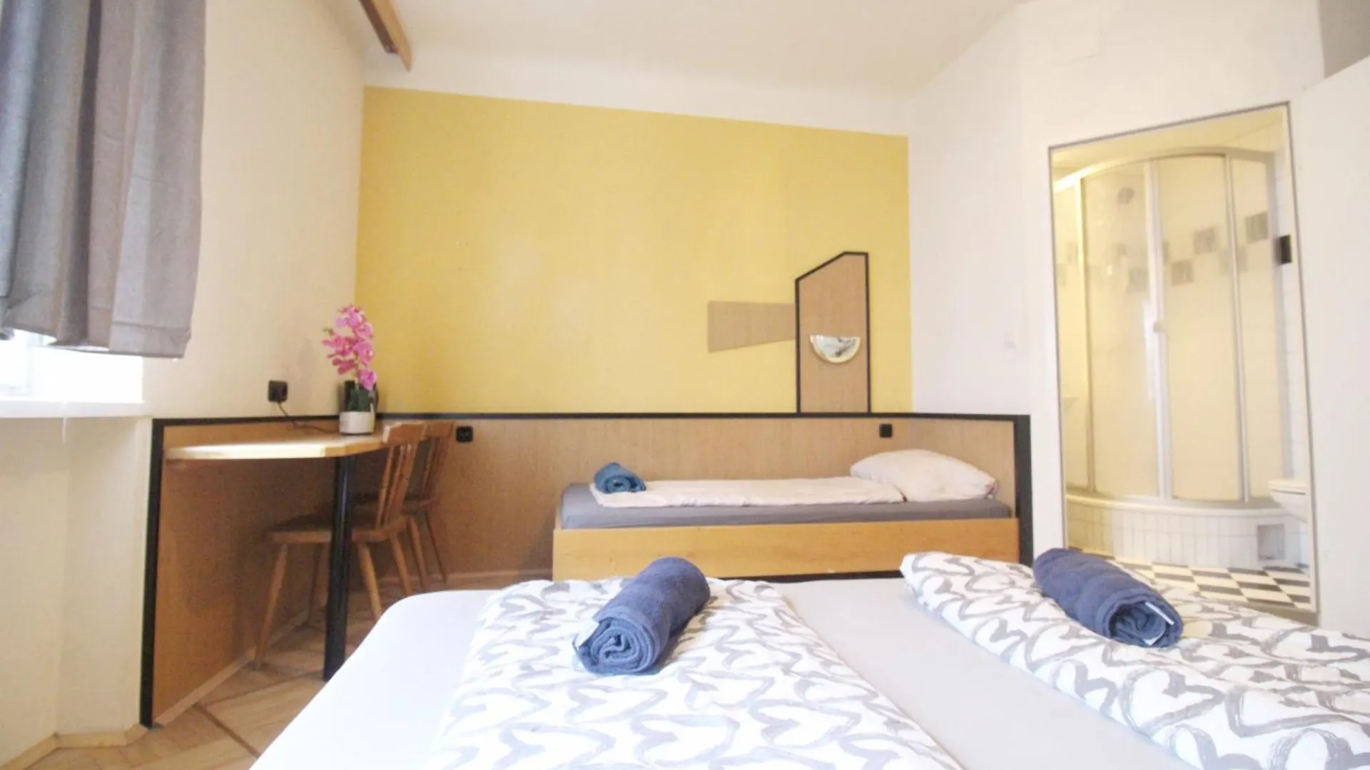 Triple Room In Hutteldorfer Strasse Area Vienna 0*,  Austria