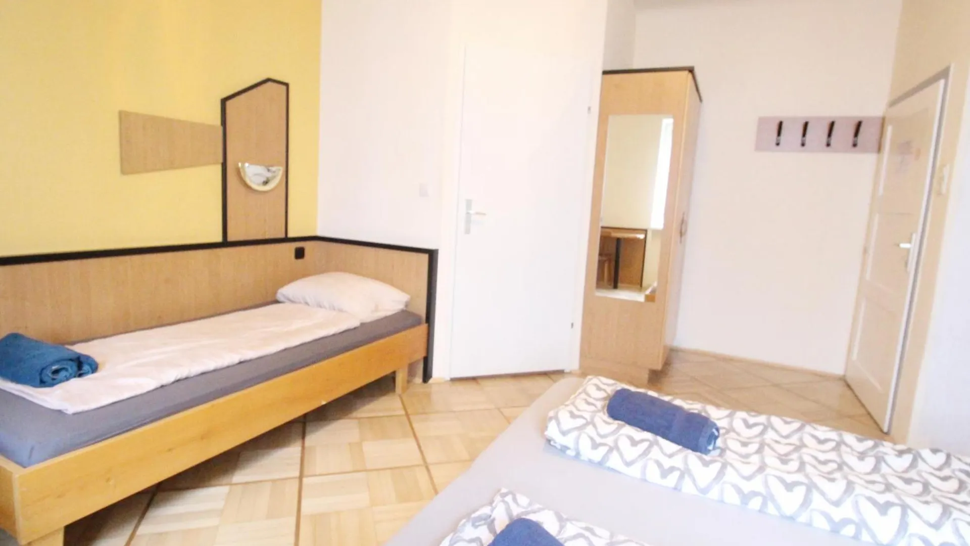 Aparthotel Triple Room In Hutteldorfer Strasse Area Vienna Austria