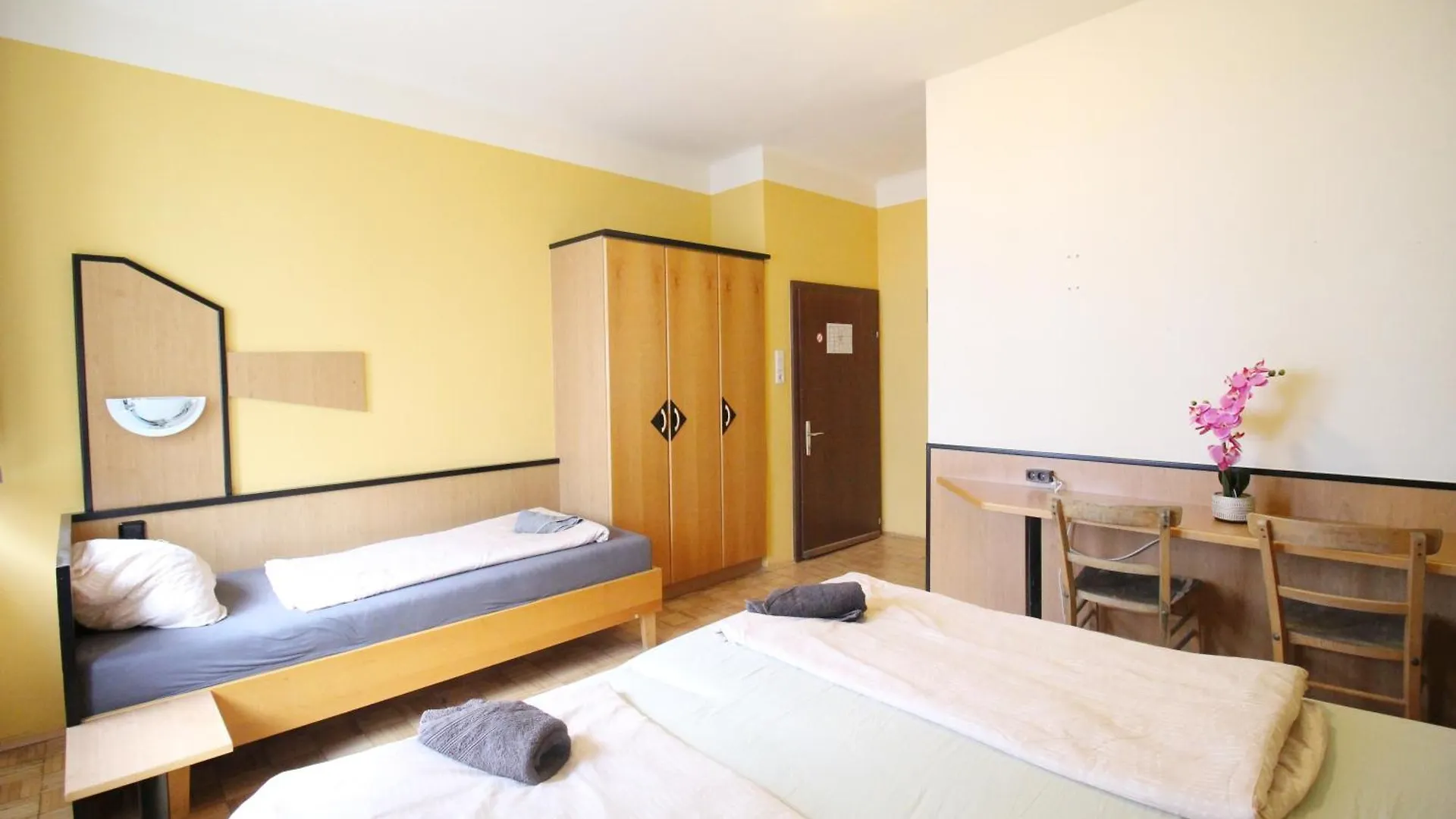 Triple Room In Hutteldorfer Strasse Area Vienna