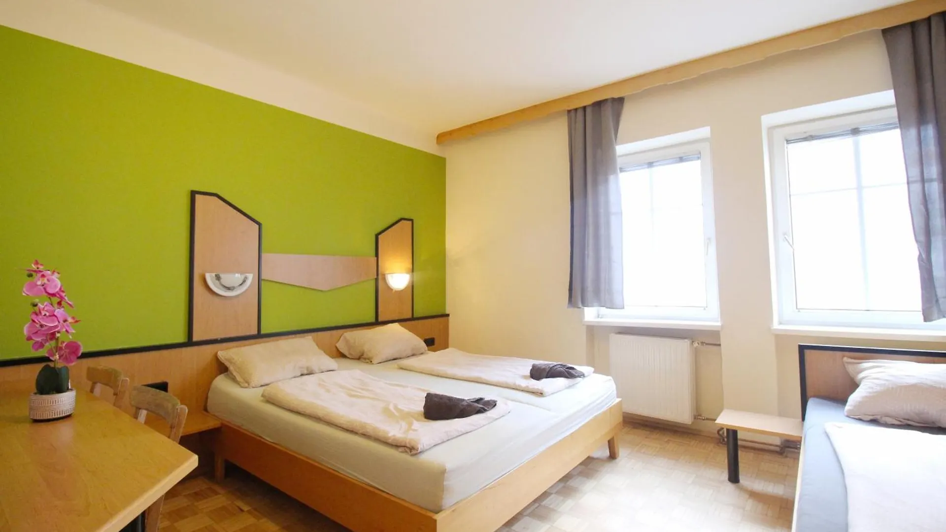 Triple Room In Hutteldorfer Strasse Area Vienna