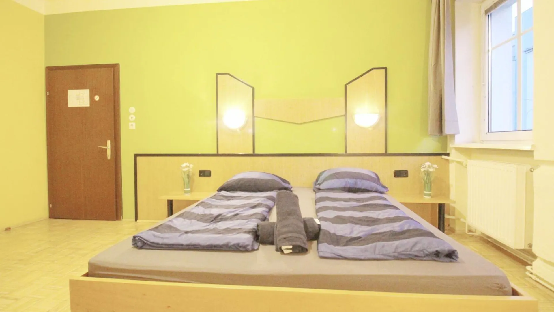 Triple Room In Hutteldorfer Strasse Area Vienna 0*,