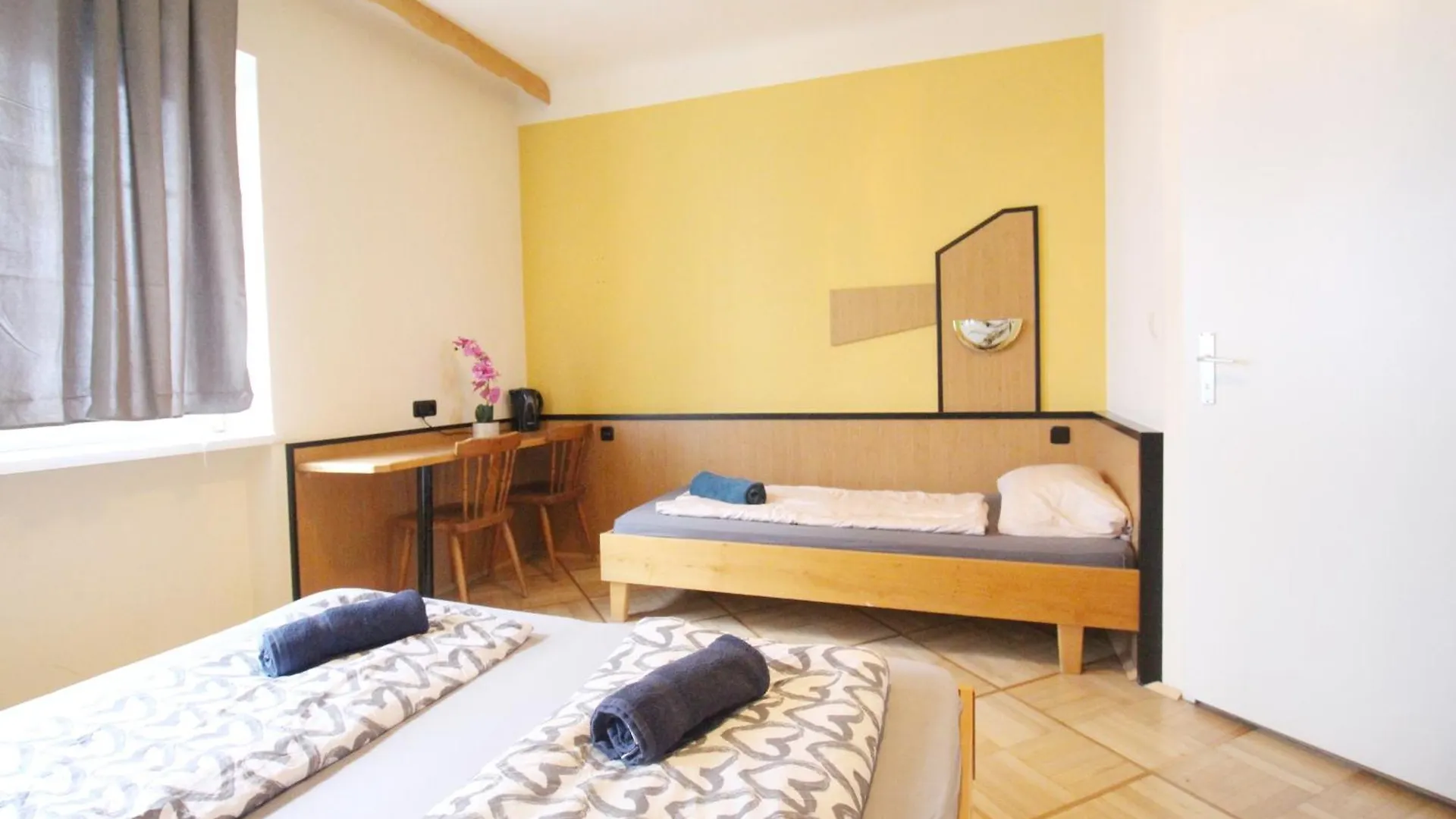 Triple Room In Hutteldorfer Strasse Area Vienna Aparthotel