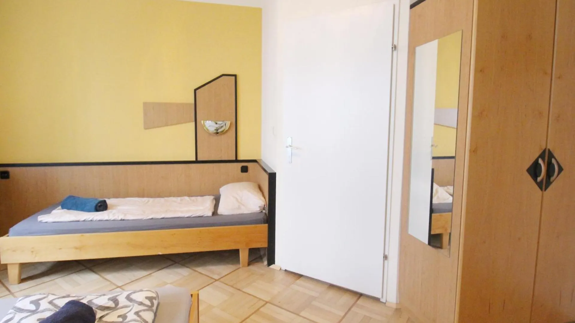 Triple Room In Hutteldorfer Strasse Area Vienna Aparthotel