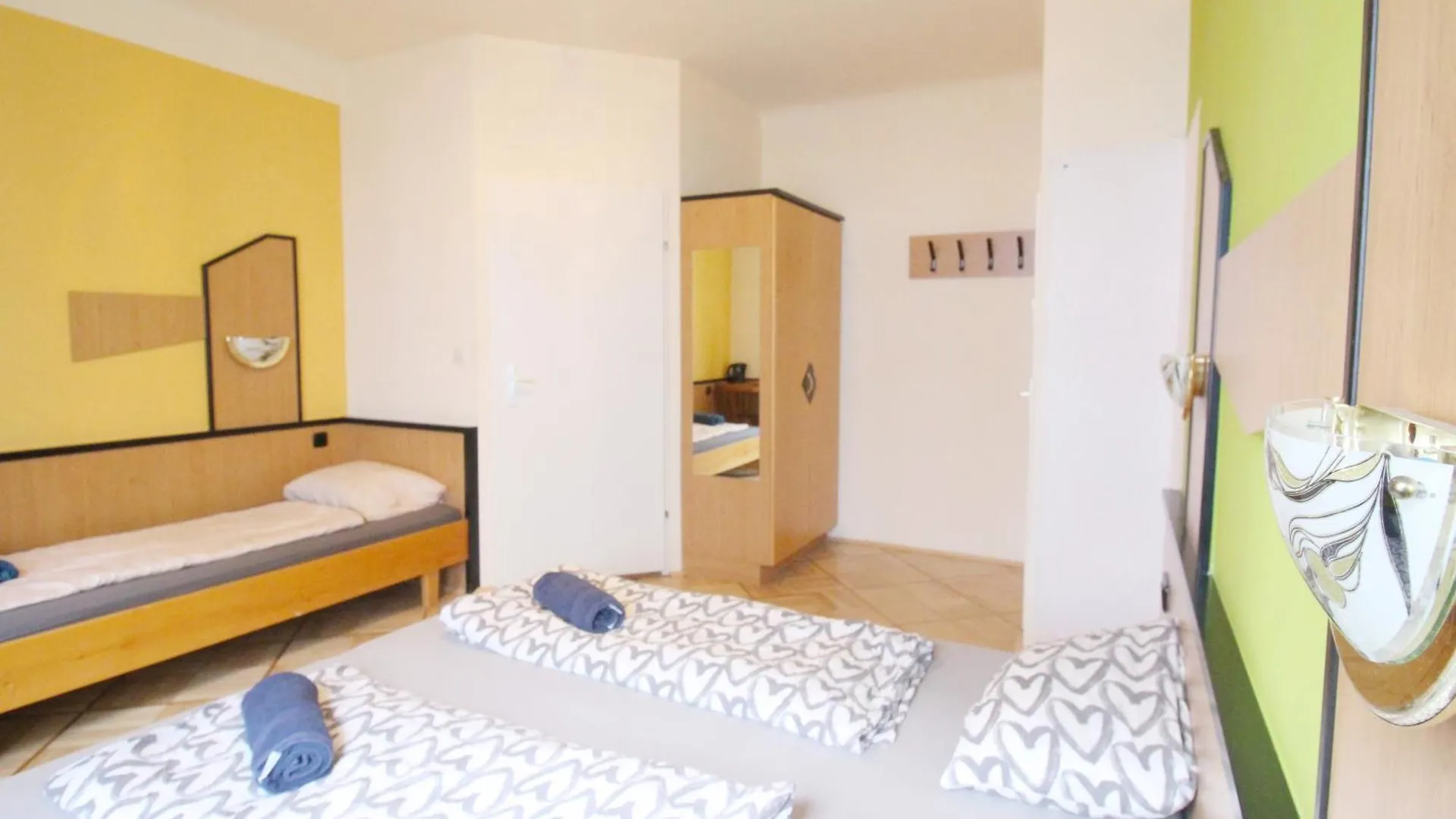 Aparthotel Triple Room In Hutteldorfer Strasse Area Wien