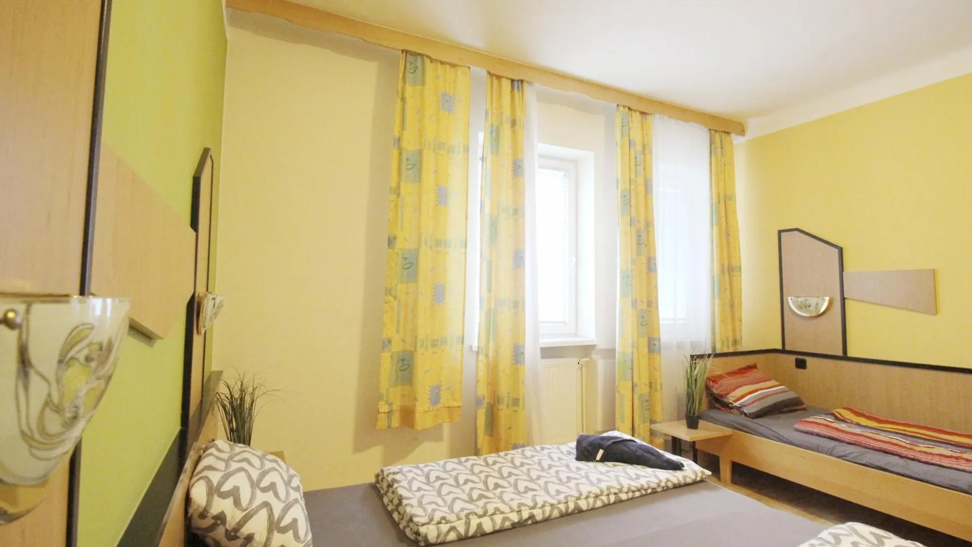 Triple Room In Hutteldorfer Strasse Area Vienna Aparthotel