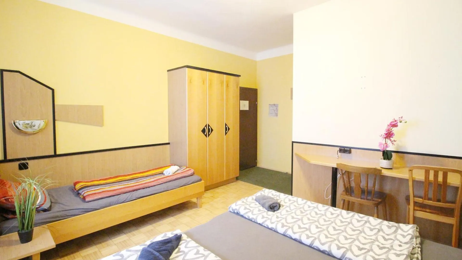 Triple Room In Hutteldorfer Strasse Area Vienna Aparthotel