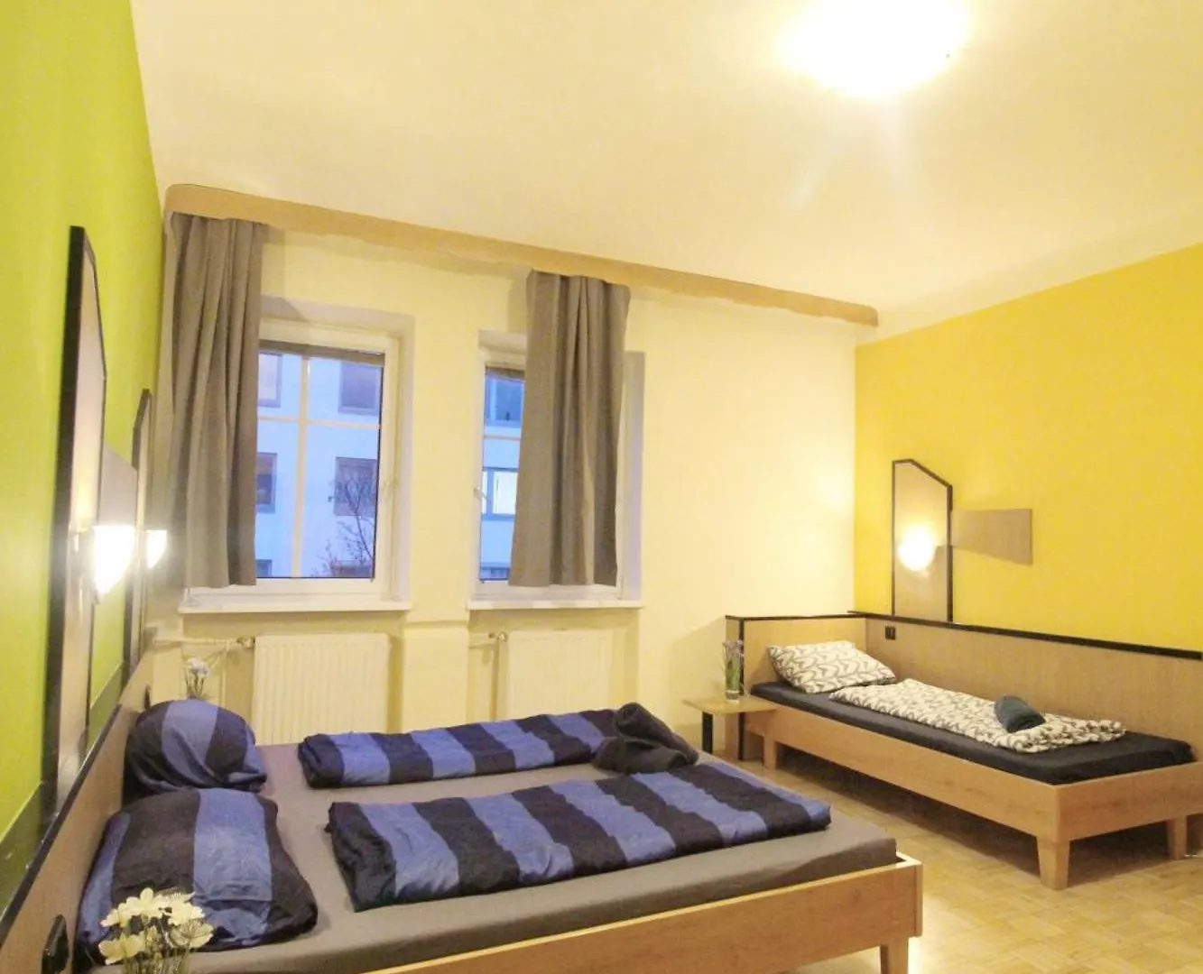 Triple Room In Hutteldorfer Strasse Area Vienna Aparthotel