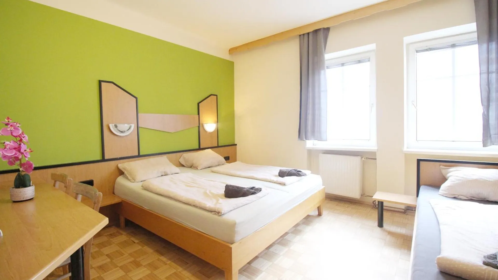 Aparthotel Triple Room In Hutteldorfer Strasse Area Vienna