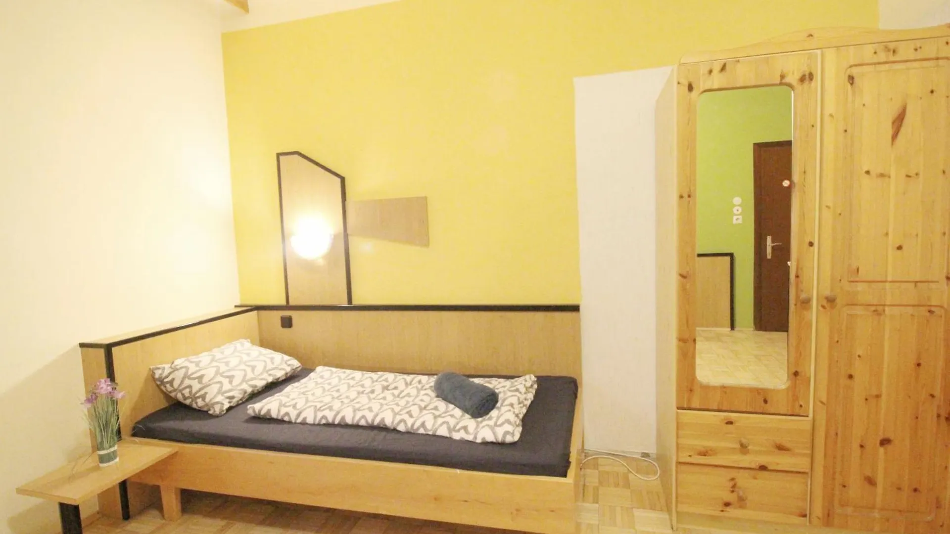 Aparthotel Triple Room In Hutteldorfer Strasse Area Vienna