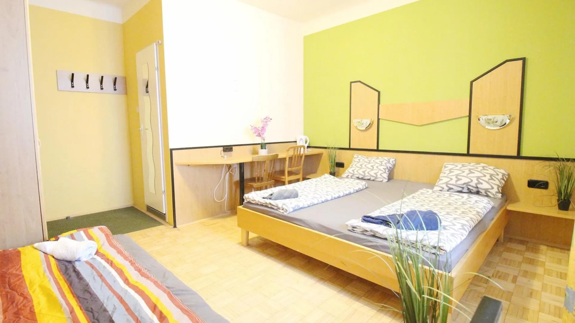 Triple Room In Hutteldorfer Strasse Area Vienna 0*,  Austria