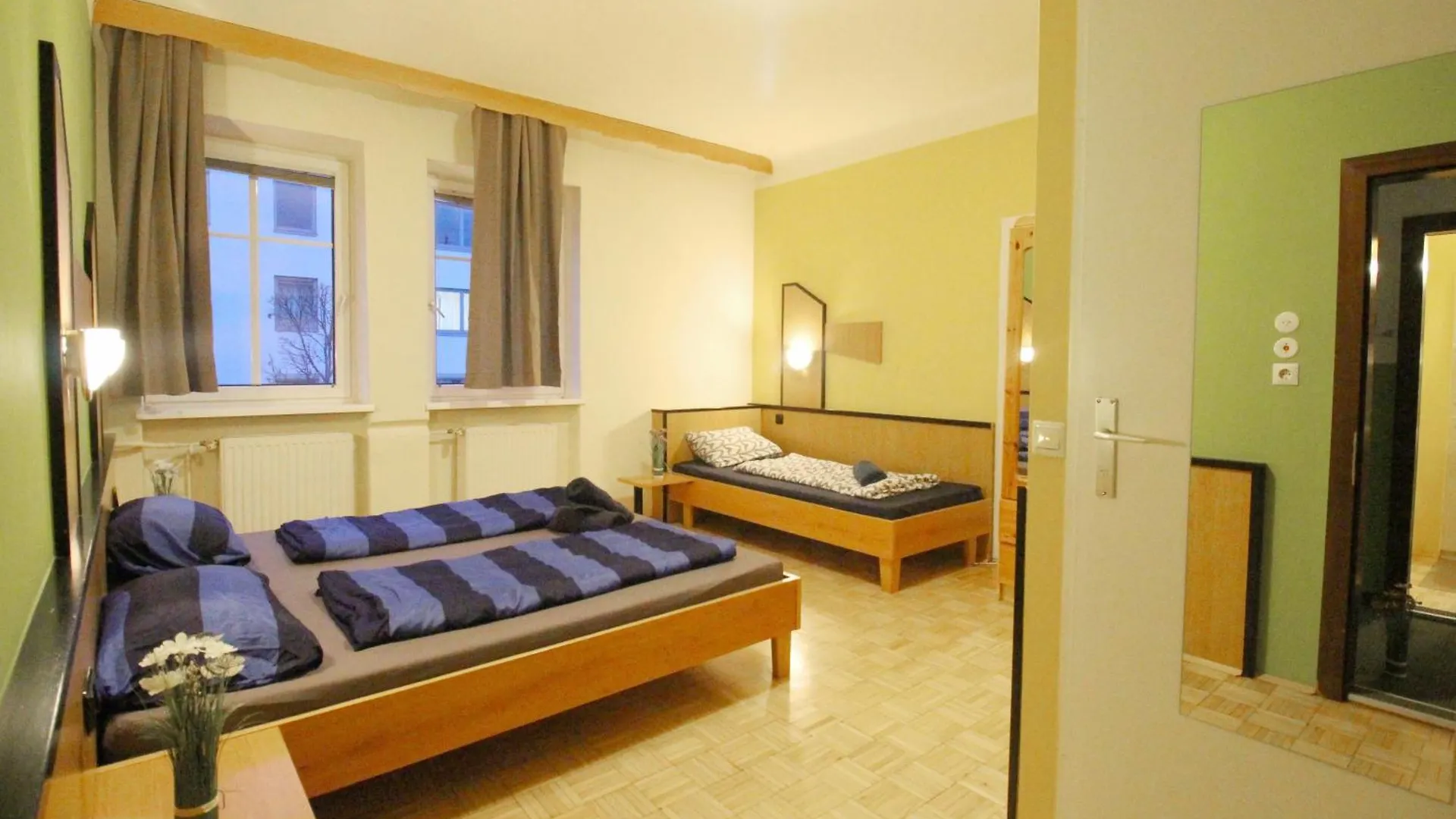 Triple Room In Hutteldorfer Strasse Area Vienna Aparthotel