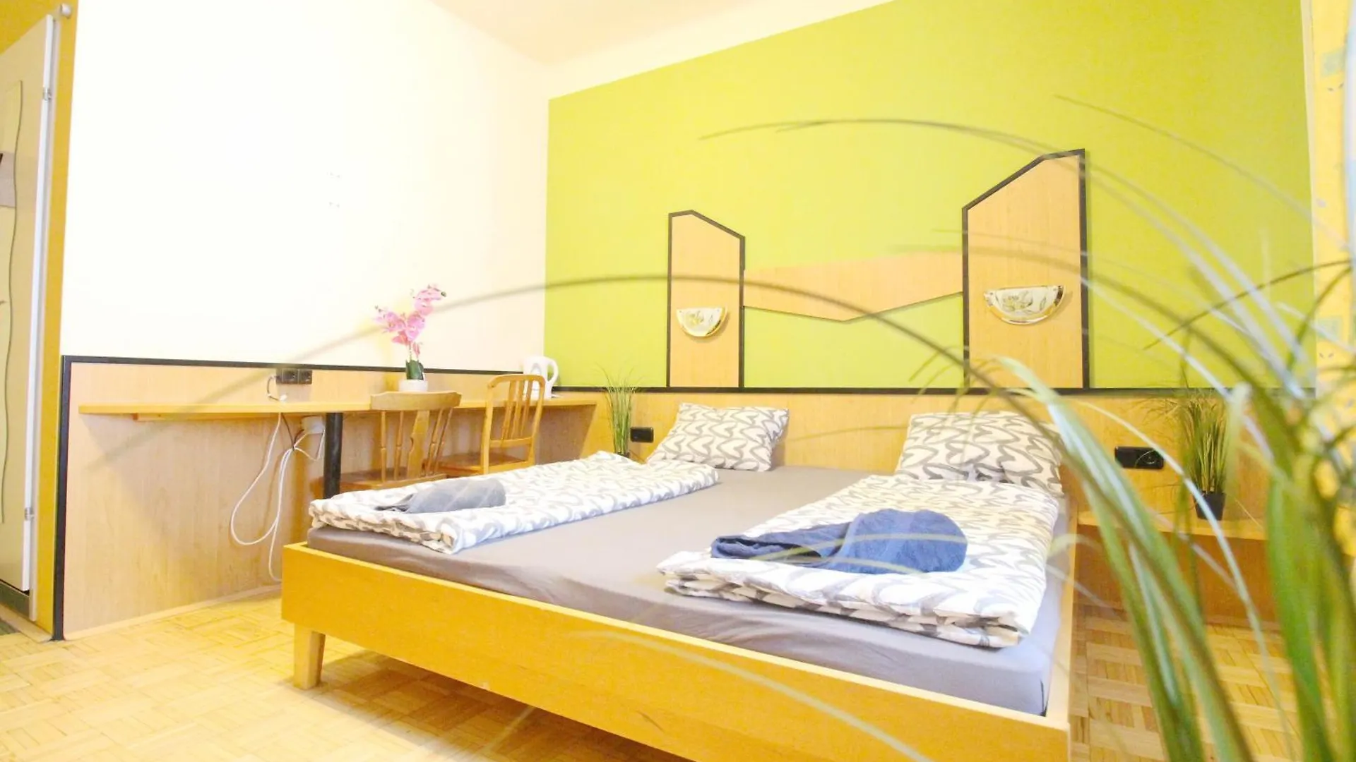 Triple Room In Hutteldorfer Strasse Area Vienna Aparthotel