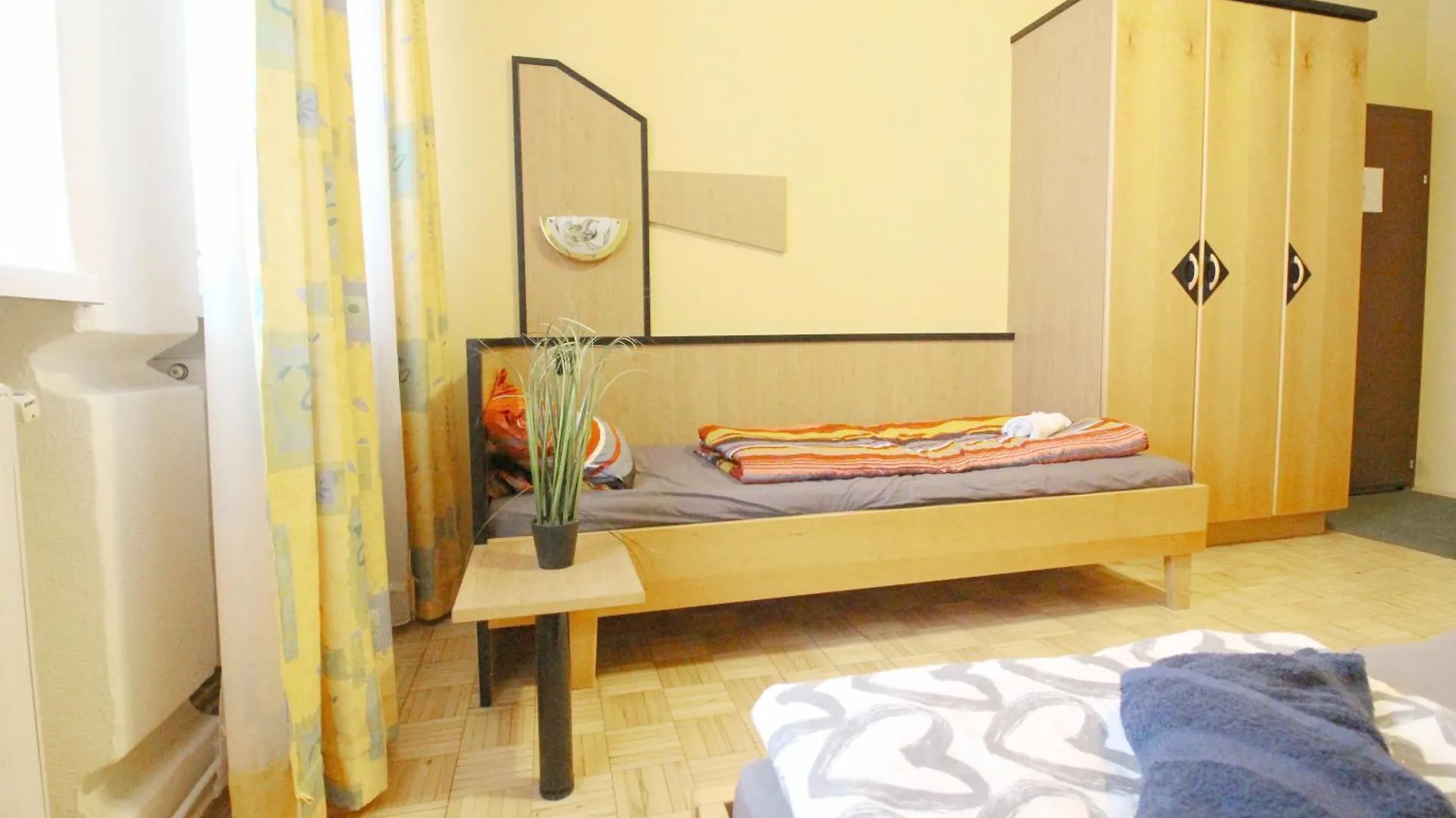 Triple Room In Hutteldorfer Strasse Area Vienna Austria