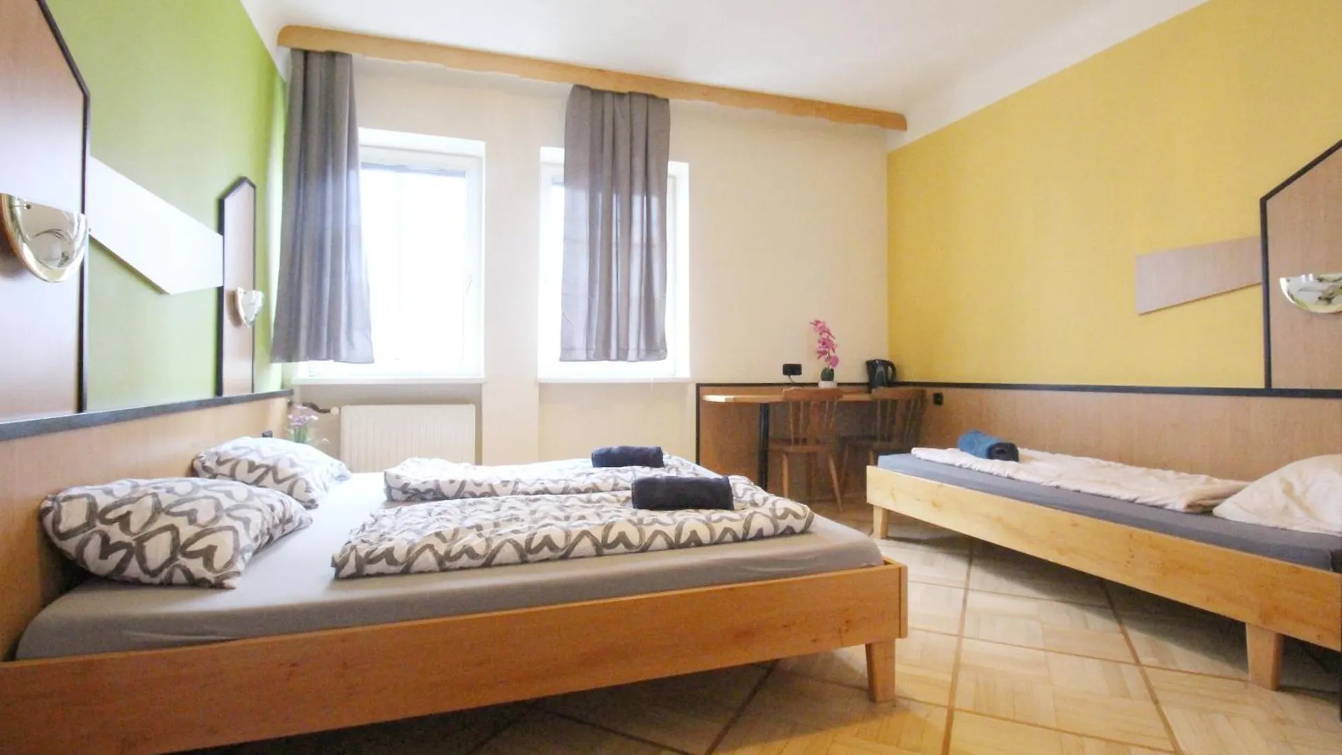 Aparthotel Triple Room In Hutteldorfer Strasse Area Vienna
