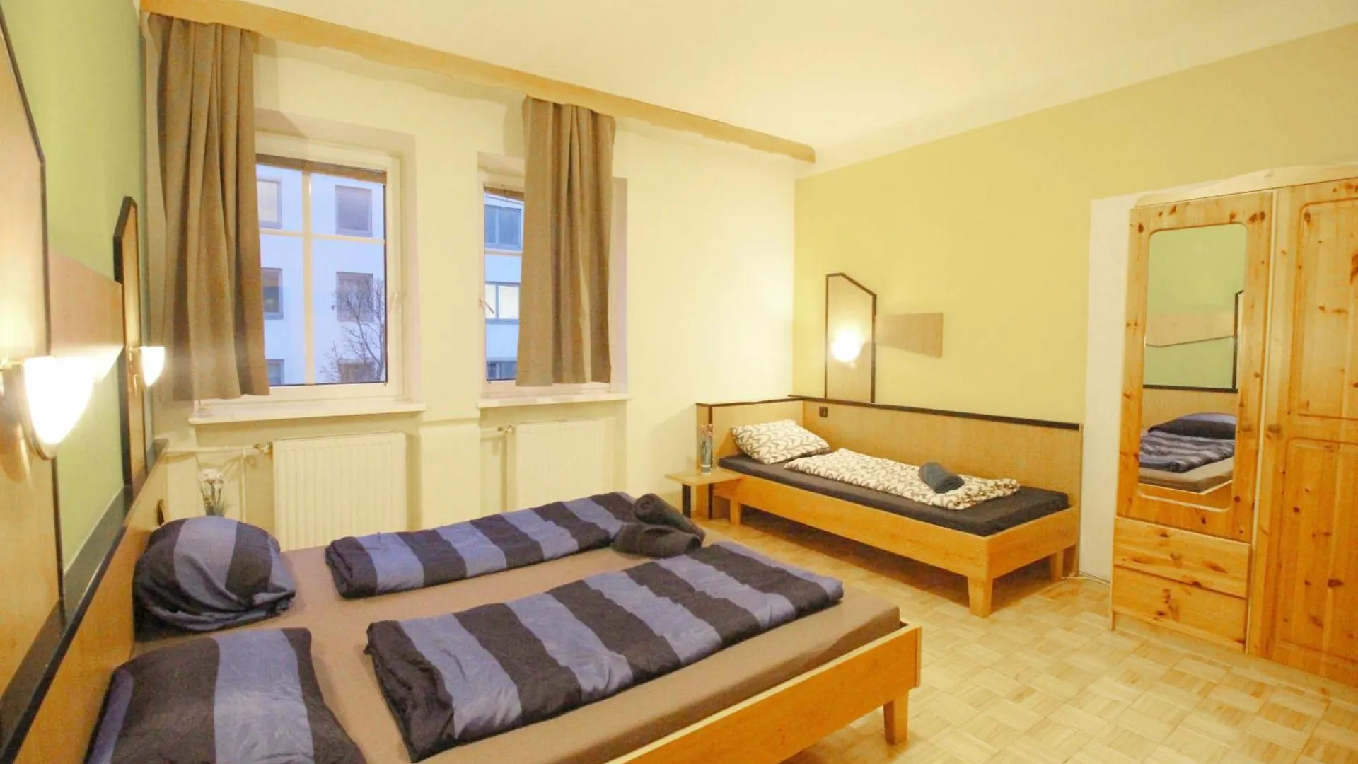 Aparthotel Triple Room In Hutteldorfer Strasse Area Vienna
